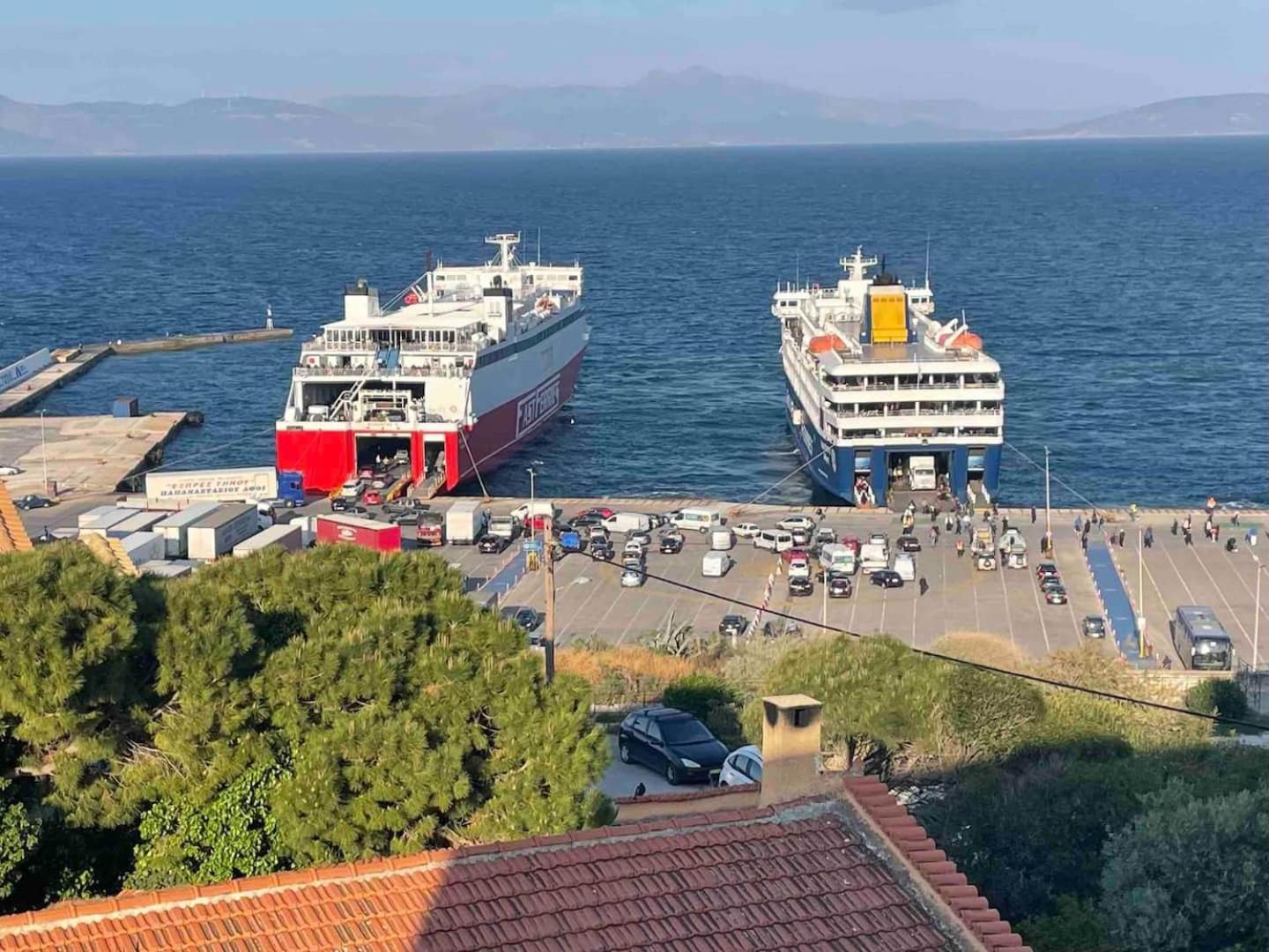 شقة On The Port Rafína المظهر الخارجي الصورة